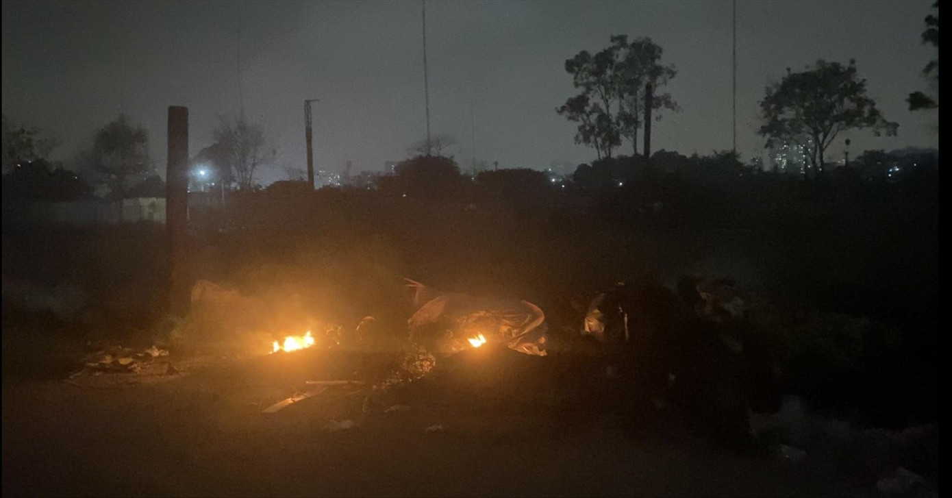 Đốt phế thải xây dựng tại Triều Khúc (Tân Triều, Thanh Trì, Hà Nội)