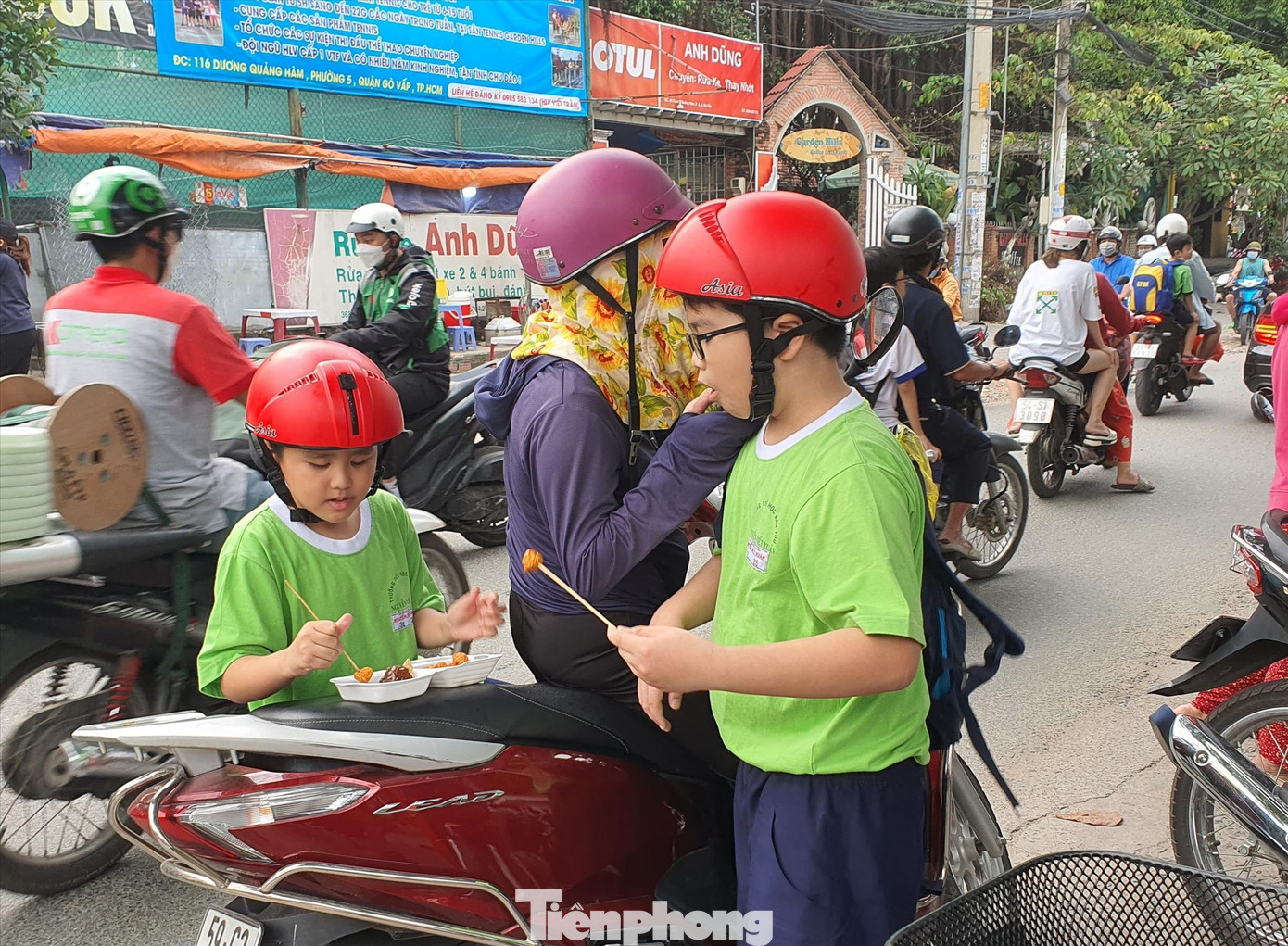 Học sinh ăn vặt trước cổng trường tiềm ẩn nhiều nguy cơ mất an toàn vệ sinh thực phẩm. Ảnh: Nguyễn Dũng