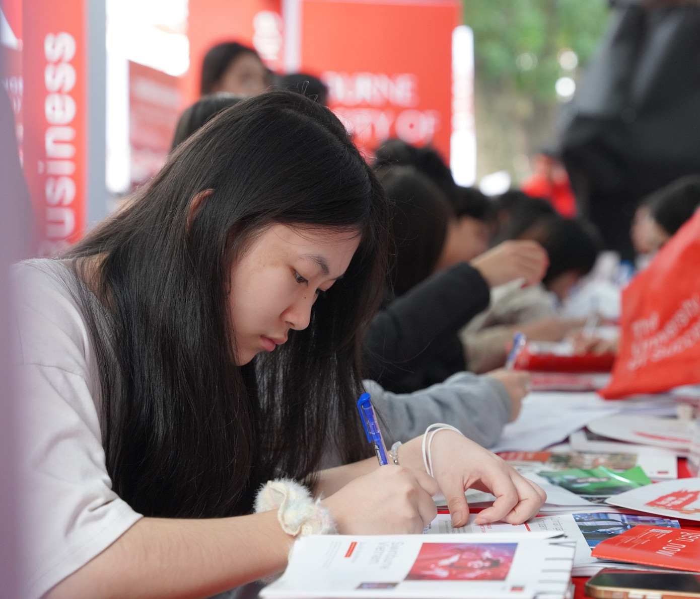 Thí sinh tìm hiểu thông tin tuyển sinh. Ảnh: TRỌNG QUÂN Thí sinh tìm hiểu thông tin tuyển sinh. Ảnh: TRỌNG QUÂN