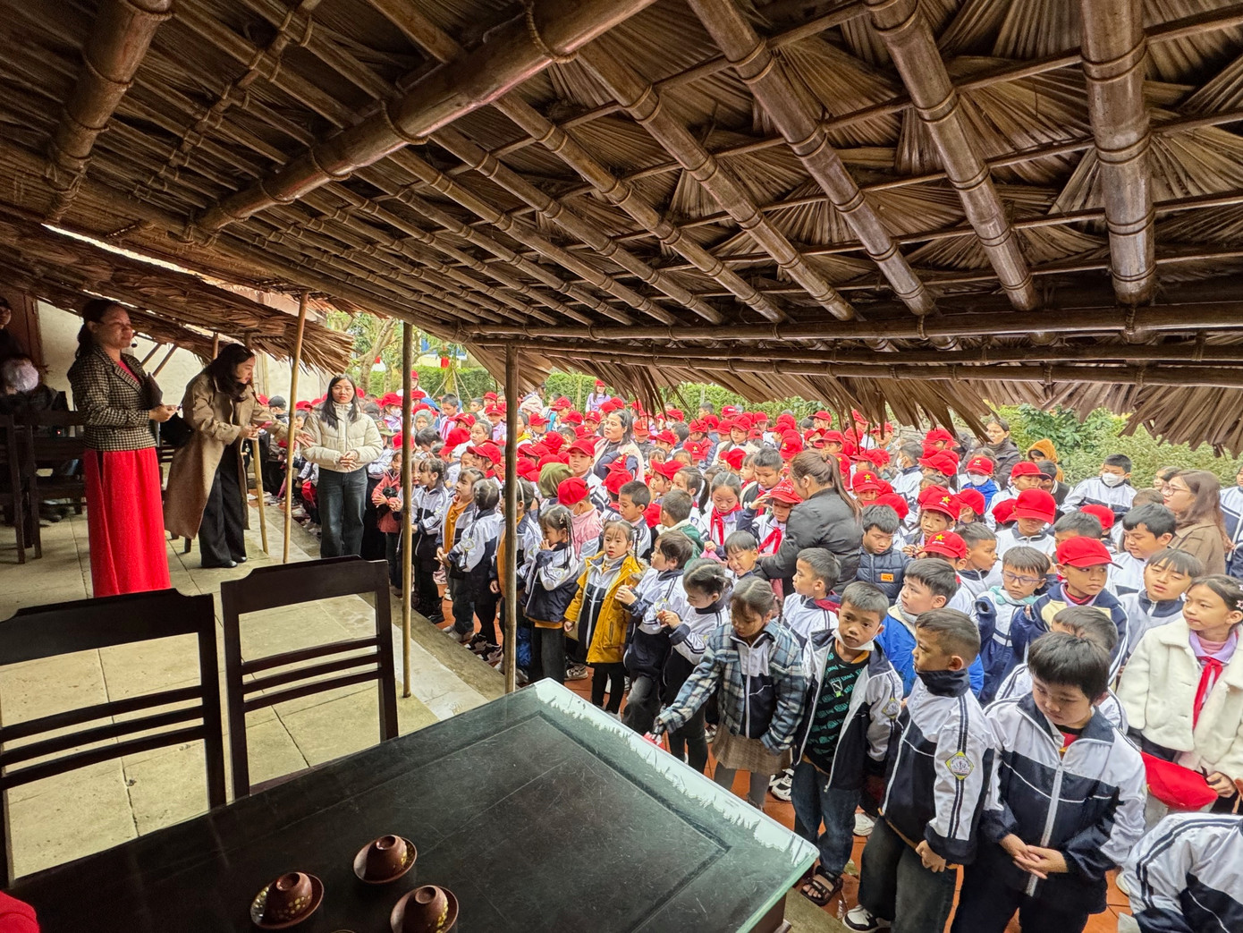 Các cháu thiếu nhi dâng hương và báo công lên Đại tướng Võ Nguyên Giáp. Các cháu thiếu nhi dâng hương và báo công lên Đại tướng Võ Nguyên Giáp.