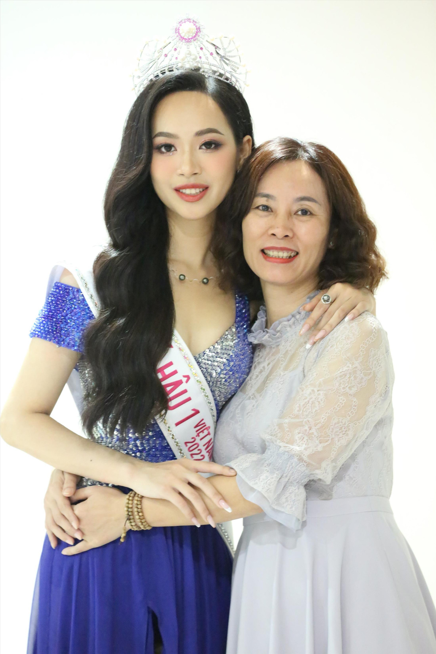 Trịnh Thùy Linh chia sẻ niềm vui với mẹ sau khi giành danh hiệu Á hậu 1. Ảnh: TRỌNG TÀI Trịnh Thùy Linh chia sẻ niềm vui với mẹ sau khi giành danh hiệu Á hậu 1. Ảnh: TRỌNG TÀI