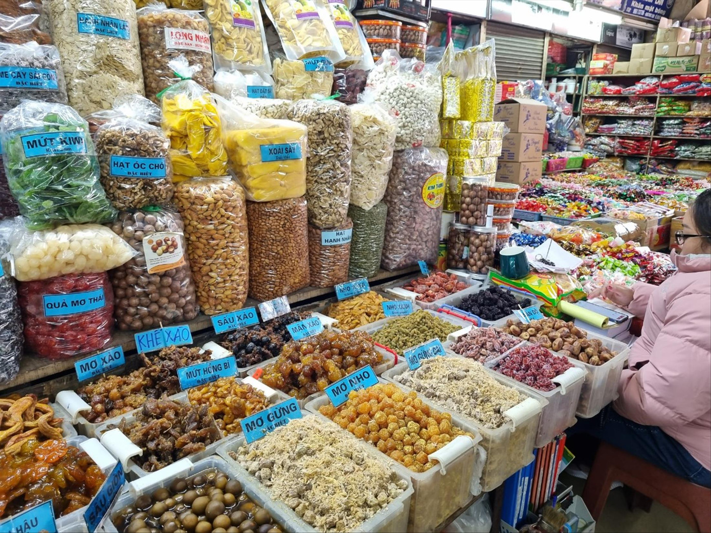 Mặt hàng mứt tết, bánh kẹo giảm giá trước Tết. Ảnh: Ngọc Mai