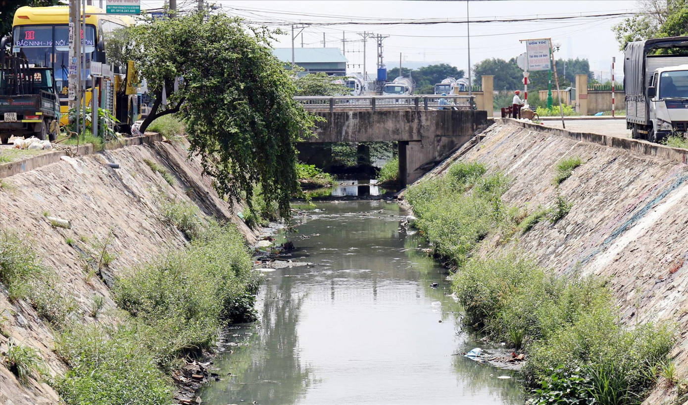 Nhà lụp xụp trên rạch Xuyên Tâm. Con rạch không còn chức năng thoát nước và ô nhiễm nặng vì chứa rác thải Nhà lụp xụp trên rạch Xuyên Tâm. Con rạch không còn chức năng thoát nước và ô nhiễm nặng vì chứa rác thải