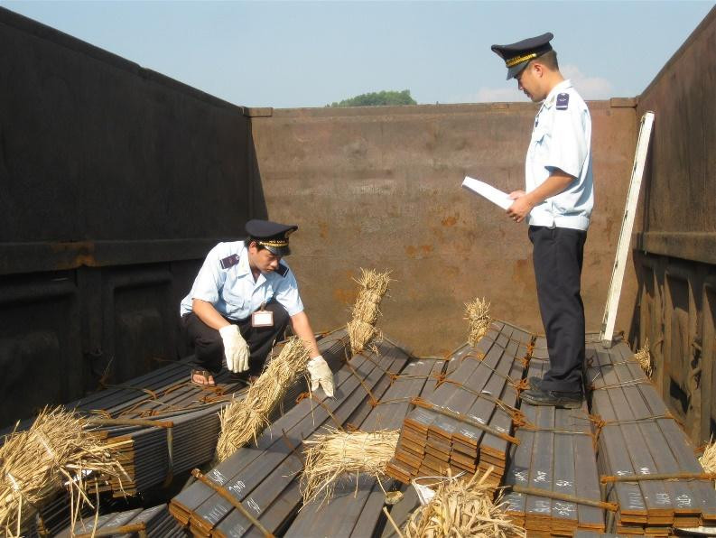 Lực lượng Hải quan làm việc tại ga Ðồng Ðăng. Ảnh: Duy Chiến