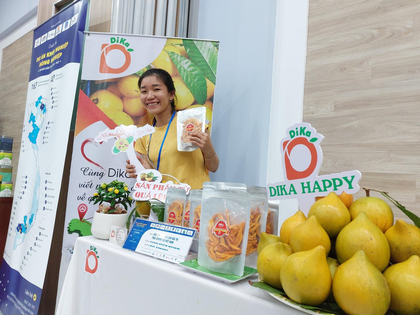 Chị Ðỗ Thị Xuân Diệu đưa sản phẩm chế biến từ quả lêkima thi khởi nghiệp tại TPHCM hồi tháng 10/2022