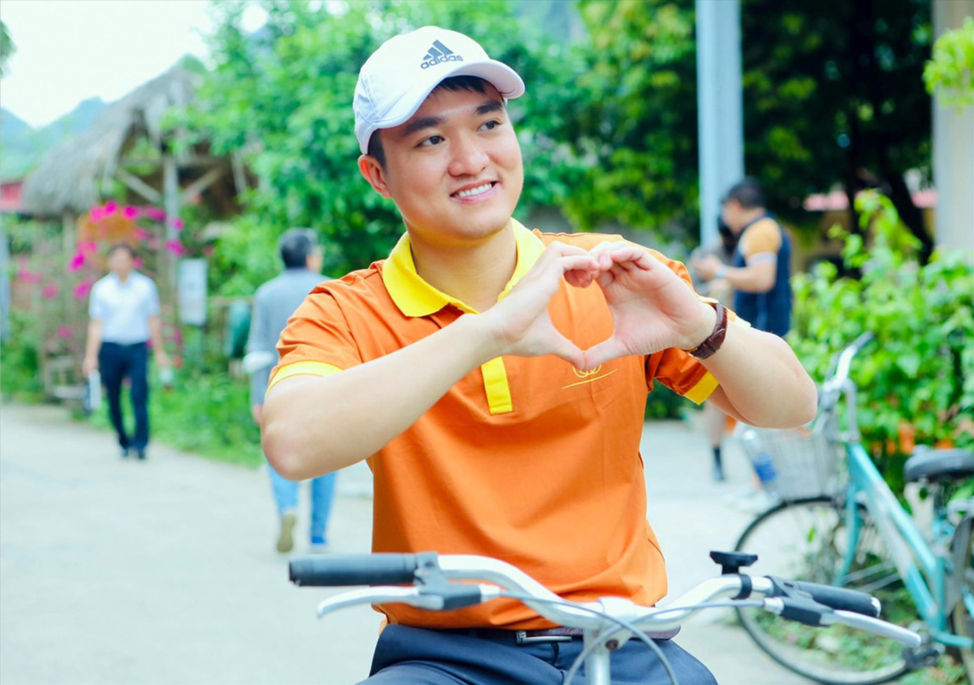 Bạn trẻ tham gia đạp xe làng du lịch cộng đồng Việt Hải. Ảnh: TRỌNG TÀI