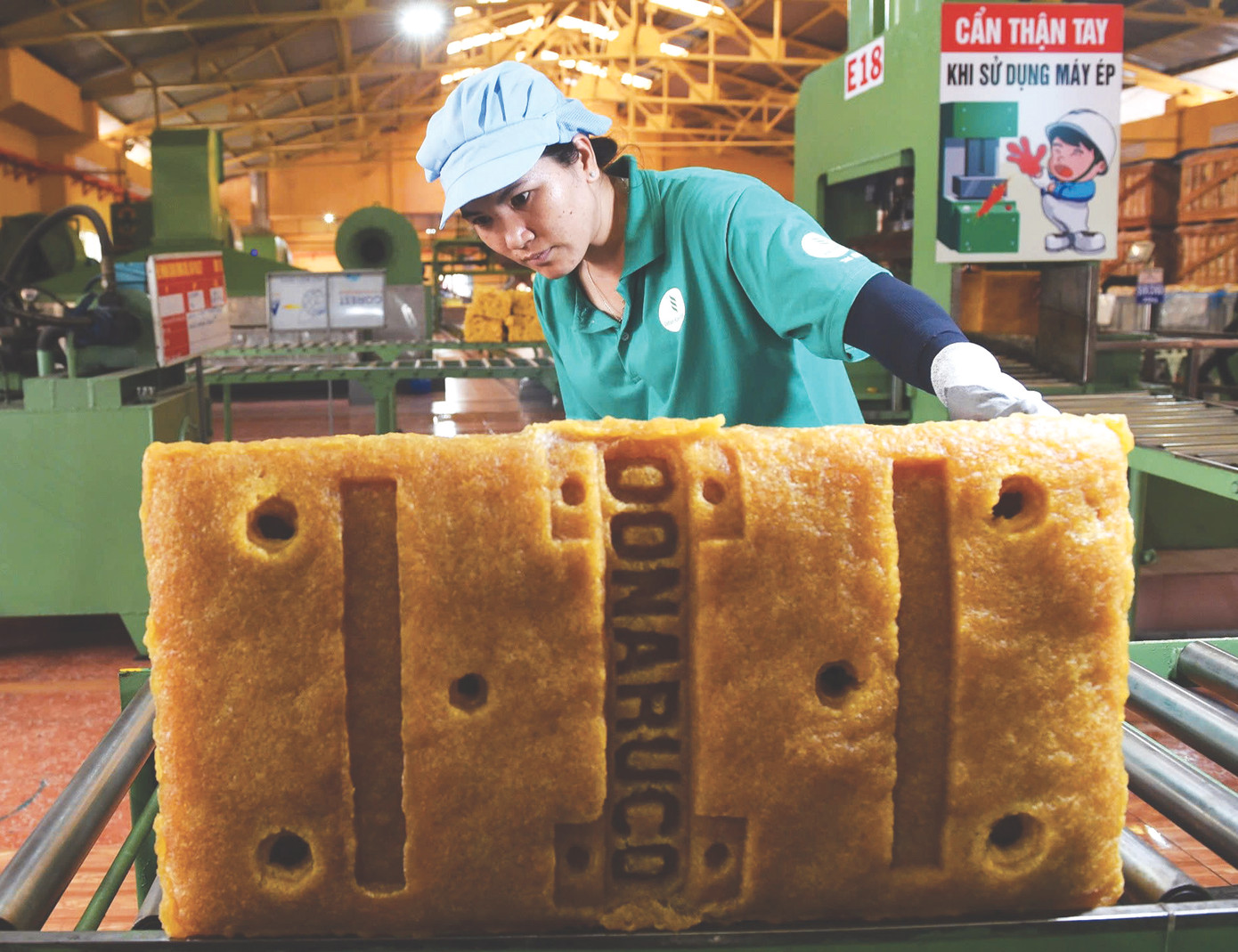 Công nhân chế biến mủ cao su Công nhân chế biến mủ cao su