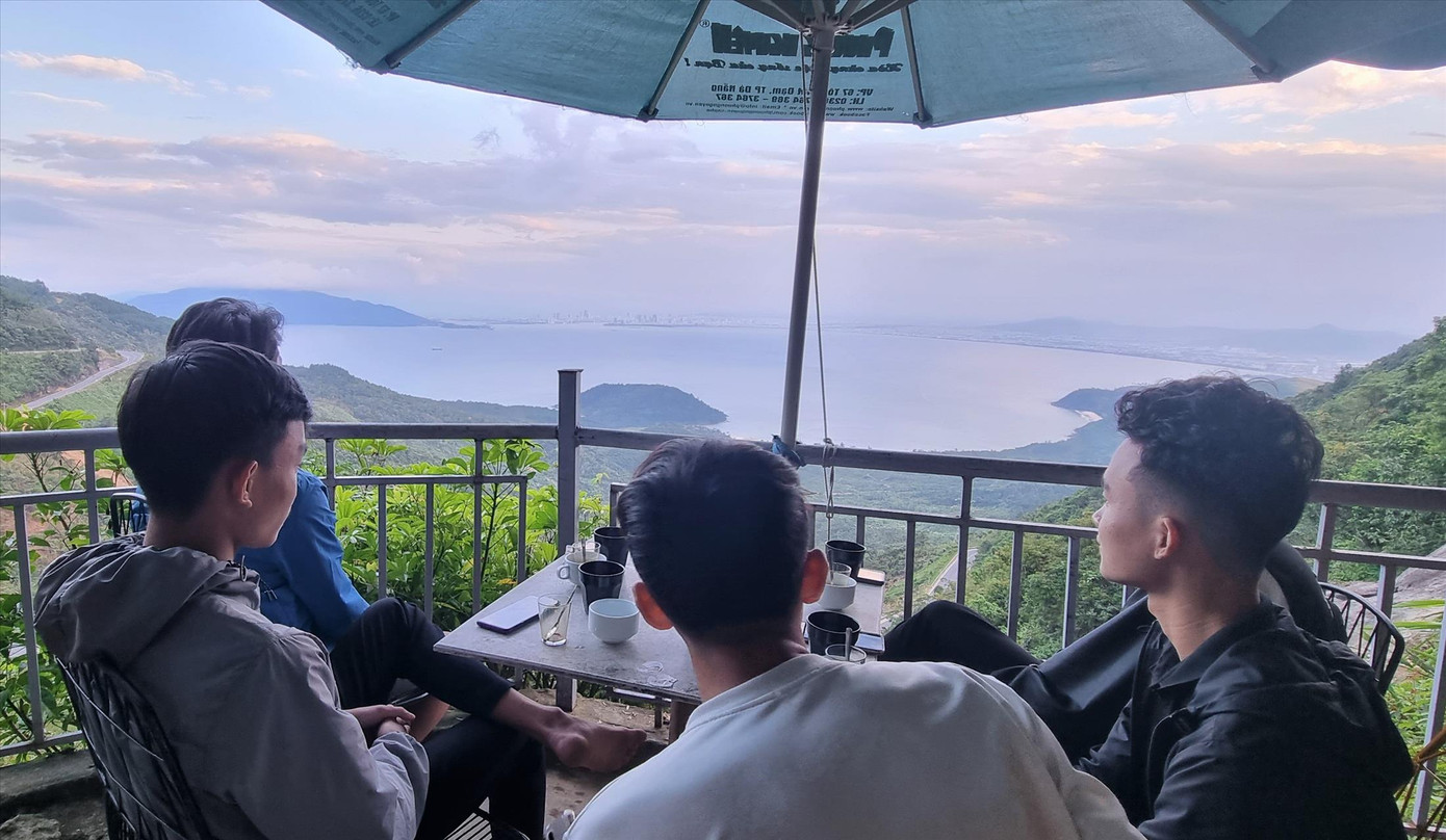 Uống cà phê trên đỉnh đèo Hải Vân, mọi người được ngắm cảnh biển, núi, tận hưởng không khí mát lạnh. Ảnh: Thanh Trần Uống cà phê trên đỉnh đèo Hải Vân, mọi người được ngắm cảnh biển, núi, tận hưởng không khí mát lạnh. Ảnh: Thanh Trần