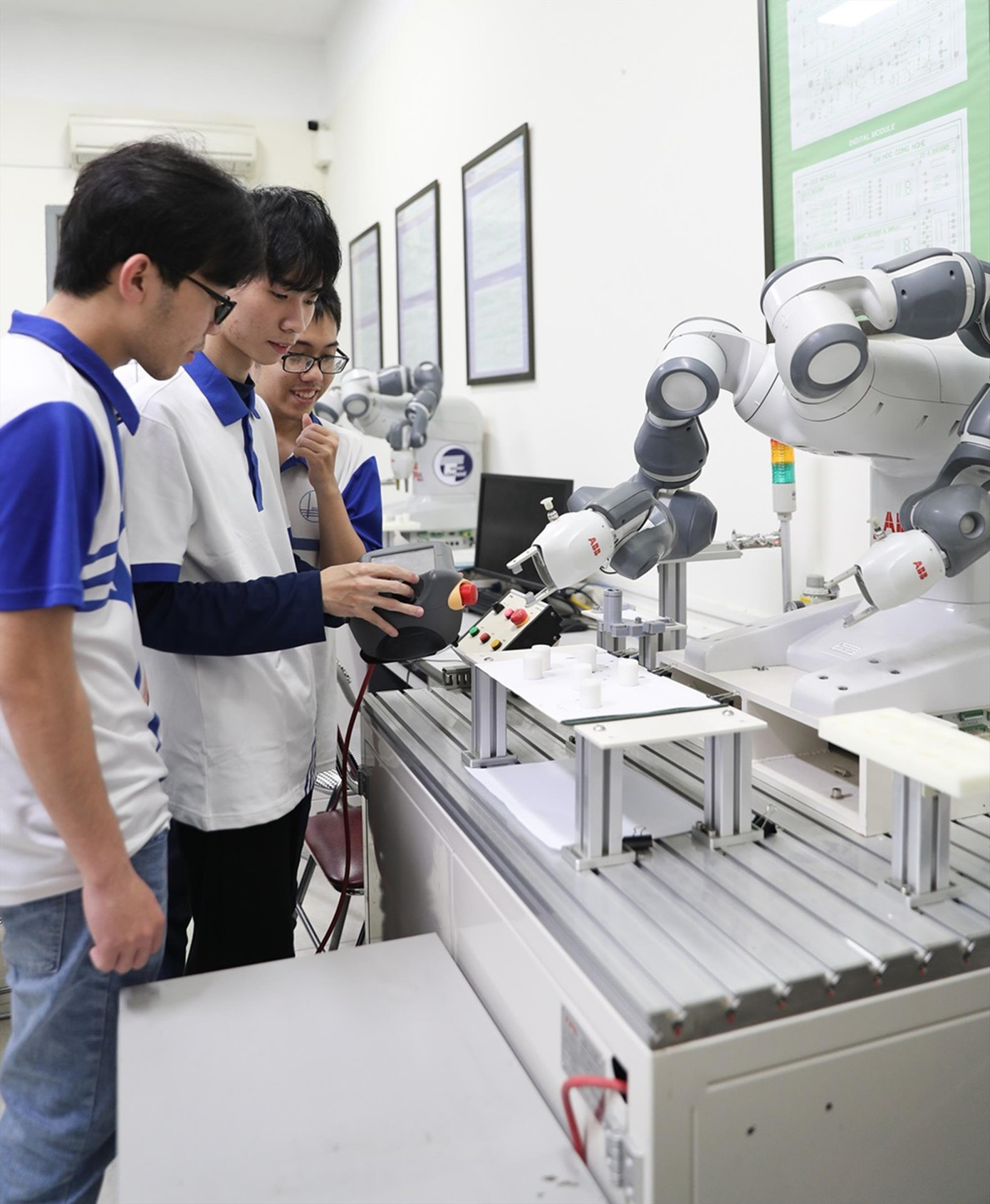 Sinh viên ngành công nghệ thực hành trong phòng thí nghiệm. Ảnh: Hoa Ban