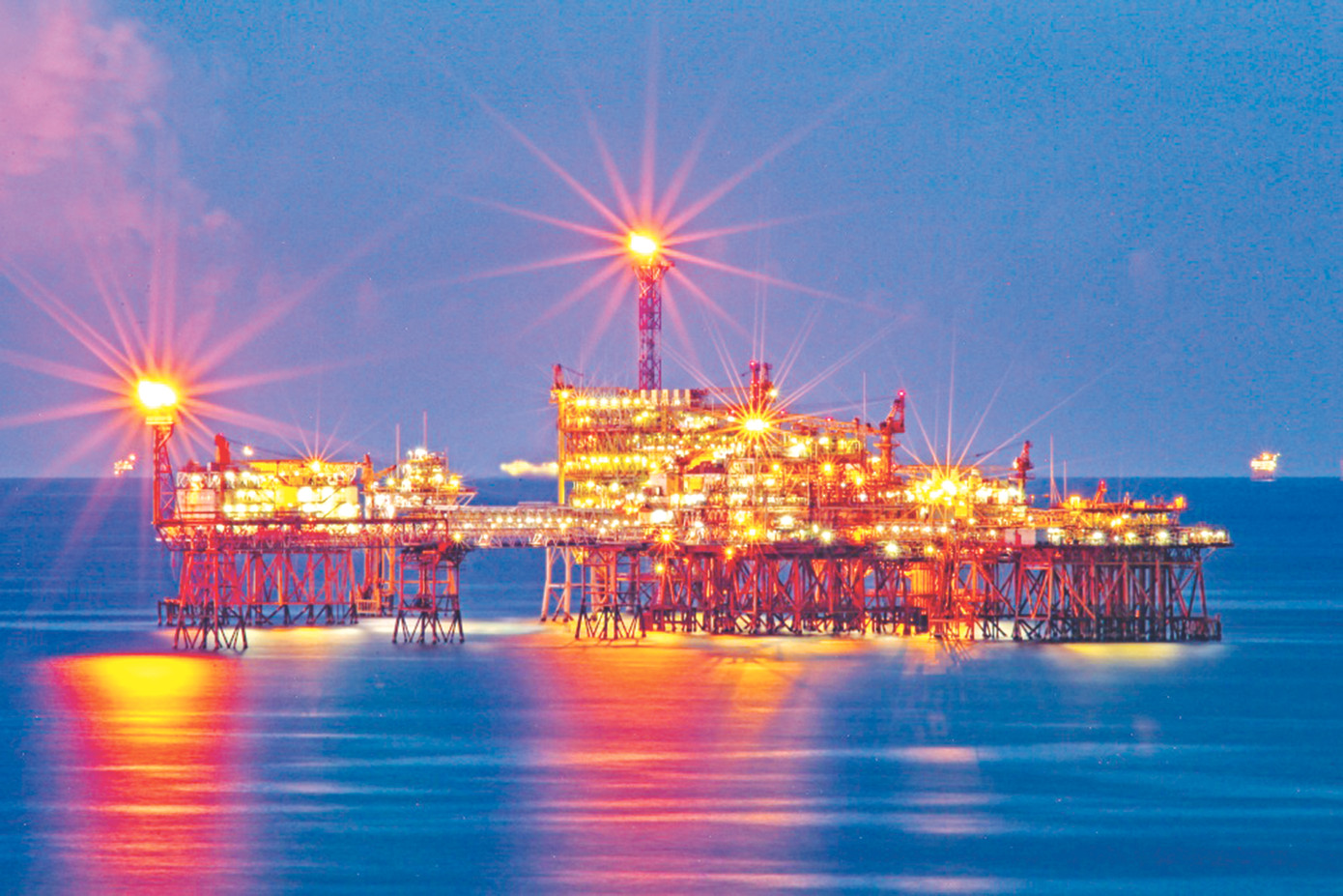 Ngọn đèn rực rỡ từ các công trình dầu khí biển chính là những cột mốc để khẳng định chủ quyền biển đảo thiêng liêng của Tổ quốc. Ánh đèn từ giàn khoan dầu khí lung linh như hải đăng soi sáng và là chỗ dựa tinh thần cho bà con ngư dân bám biển nơi đầu sóng ngọn gió. Ảnh Quốc Thái – Vietsopetro