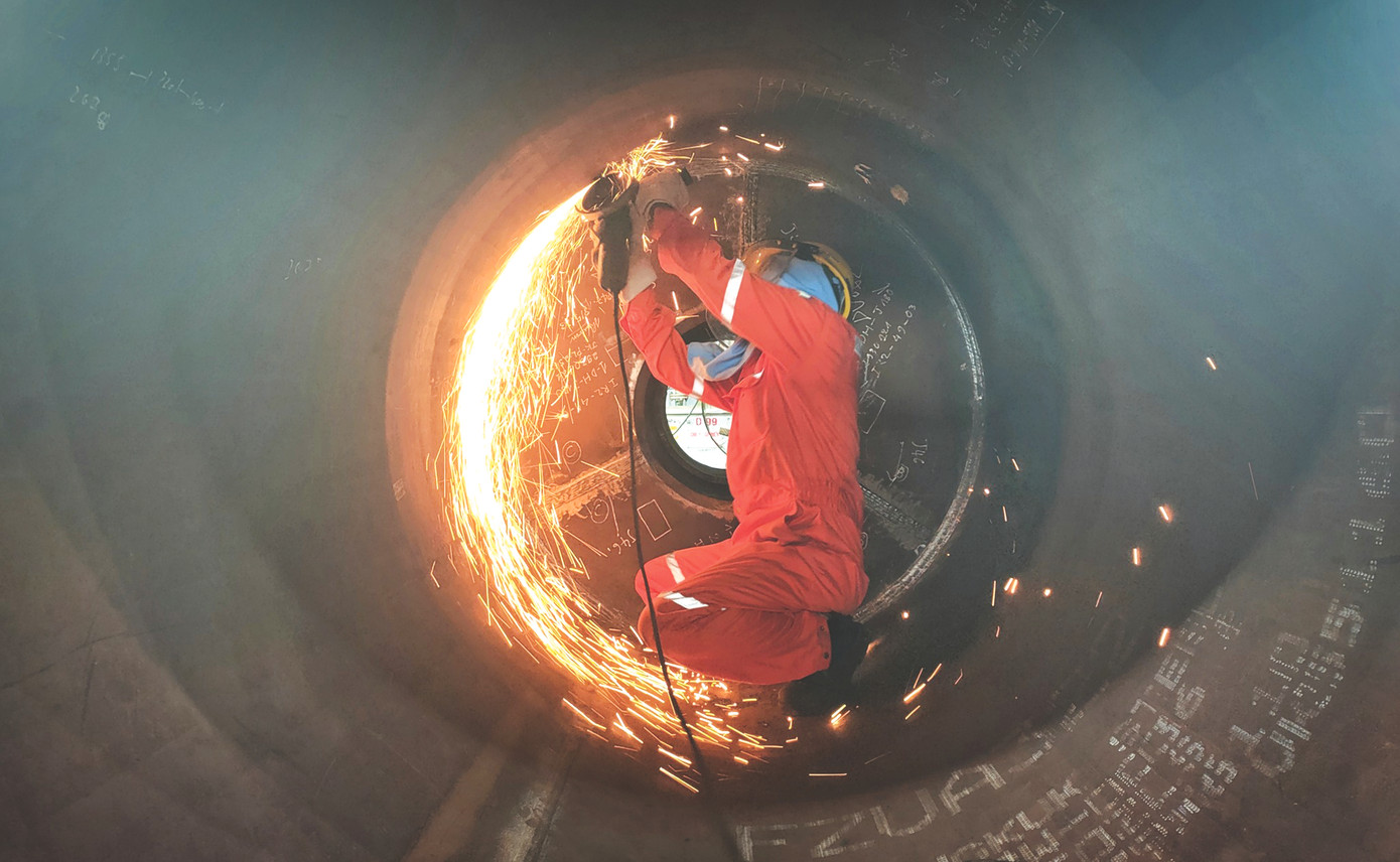 Chế tạo ống Leg chân đế dự án phát triển mỏ Đại Hùng giai đoạn 3. Ảnh: Nguyễn Bá Nam - Vietsopetro