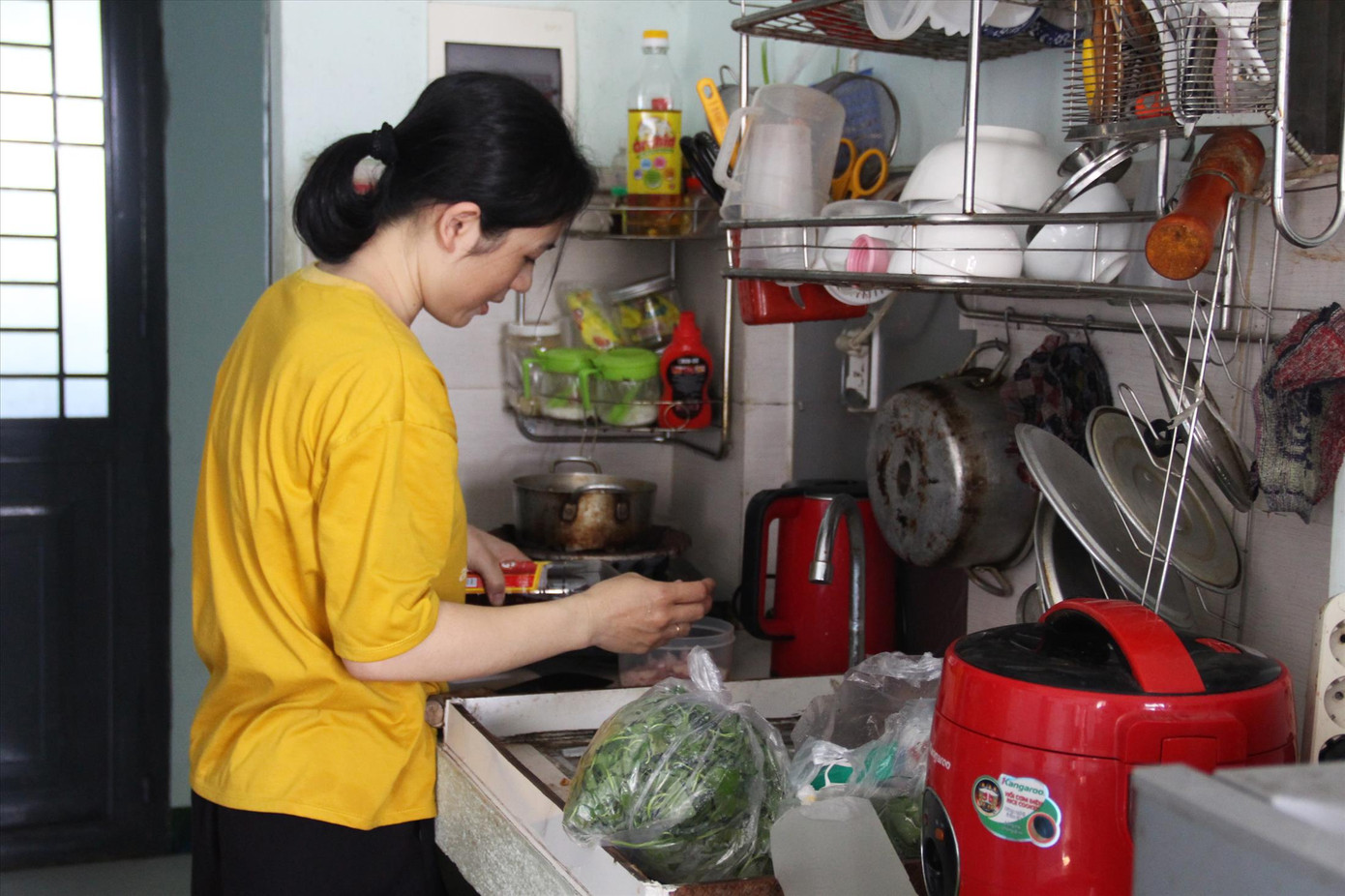 Căn bếp chưa đến một m2 của gia đình chị Hòa lúc nào cũng ngổn ngang đồ đạc. Căn bếp chưa đến một m2 của gia đình chị Hòa lúc nào cũng ngổn ngang đồ đạc.