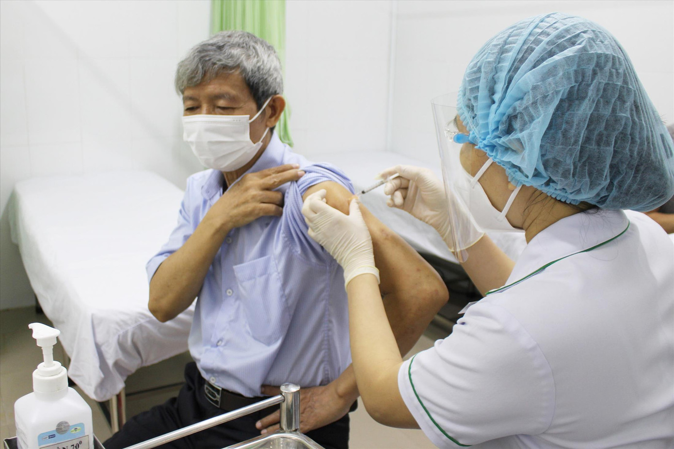 Vắc xin là giải pháp hiệu quả nhất để bảo vệ người thuộc nhóm nguy cơ. Ảnh: Vân Sơn