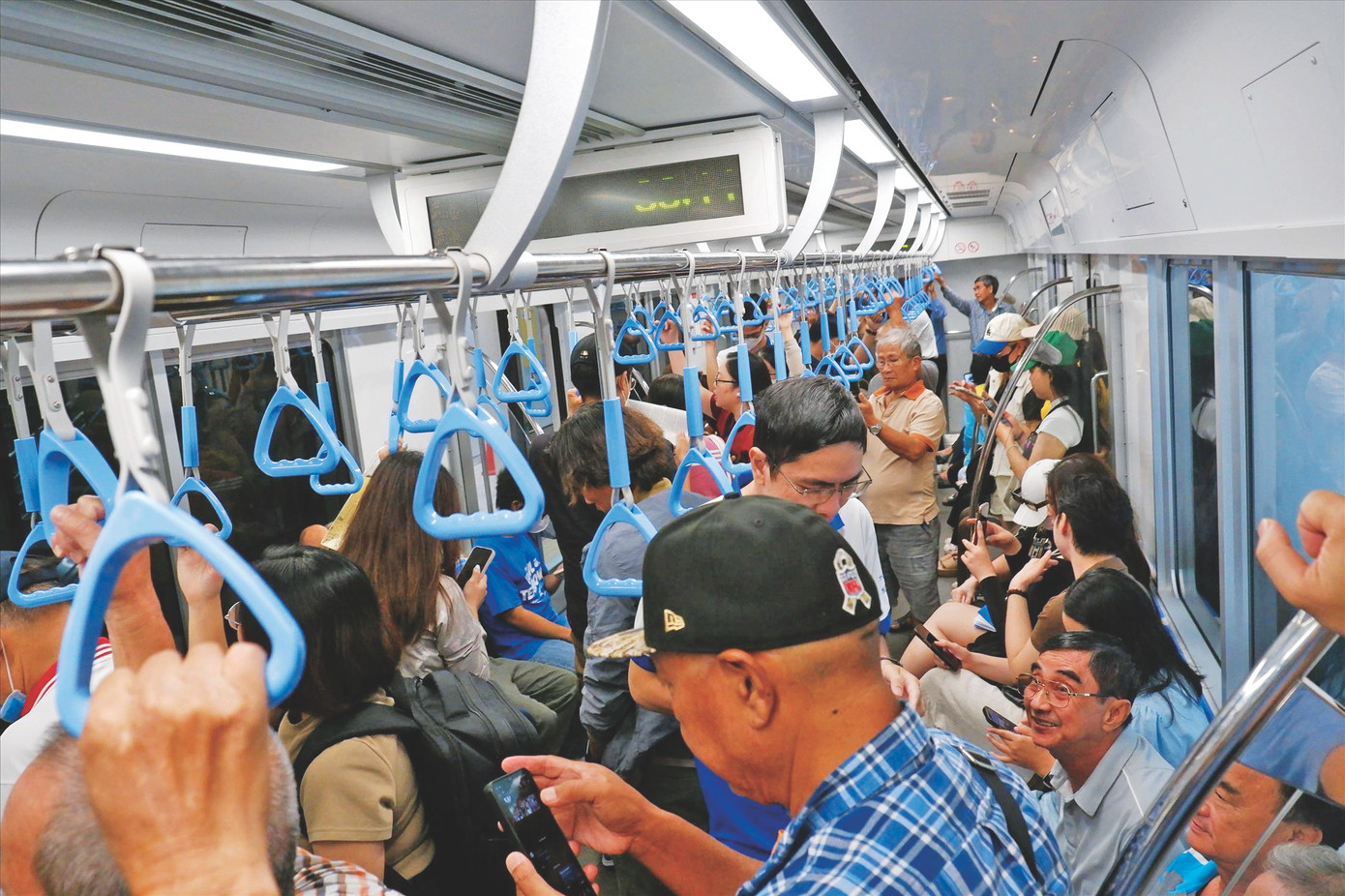 Người dân đi tàu metro TPHCM. Ảnh: Hữu Huy