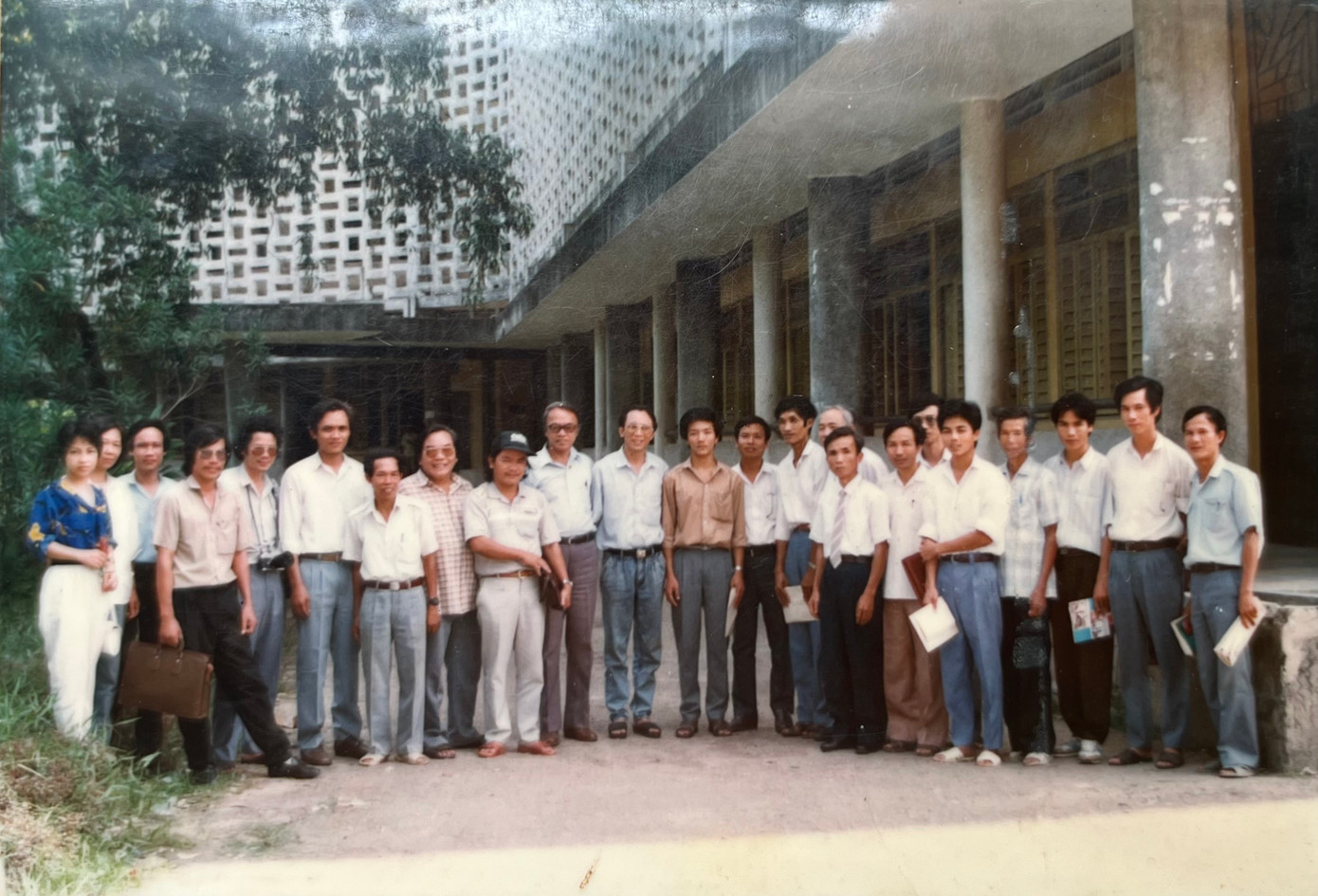 Kỷ niệm chuyến công tác miền Trung tháng 9/1991. Người đứng giữa mặc quần bò là Tổng Biên tập Dương Xuân Nam. Từ trái qua: Phóng viên DPV áo xanh đứng ngoài cùng bên trái , cầm cặp là Xuân Ba, đeo máy ảnh cạnh anh là PV Thanh Tùng, tay trái cầm cặp nhỏ- Hoàng Sơn. Ảnh: Tư liệu của DPV