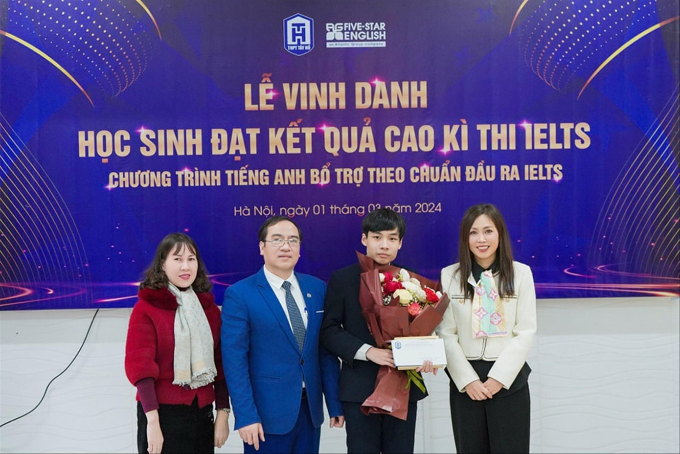 Em Nguyễn Hàn Bách, học sinh lớp 11, trường THPT Tây Hồ, Hà Nội (thứ 2 từ phải qua) trong lễ vinh danh đạt điểm cao thi IELTS.