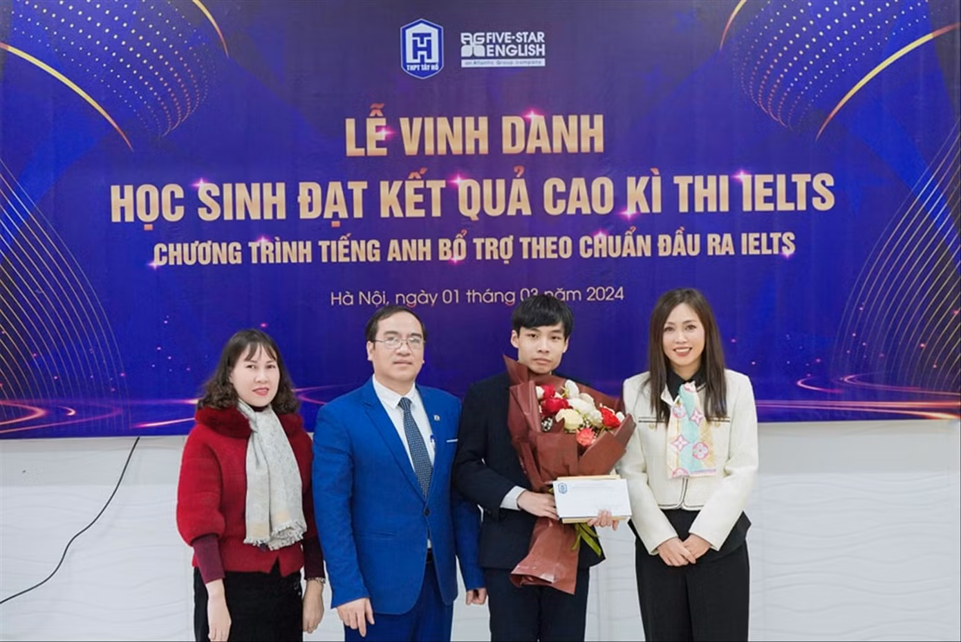 Em Nguyễn Hàn Bách, học sinh lớp 11, trường THPT Tây Hồ, Hà Nội (thứ 2 từ phải qua) trong lễ vinh danh đạt điểm cao thi IELTS. Em Nguyễn Hàn Bách, học sinh lớp 11, trường THPT Tây Hồ, Hà Nội (thứ 2 từ phải qua) trong lễ vinh danh đạt điểm cao thi IELTS.