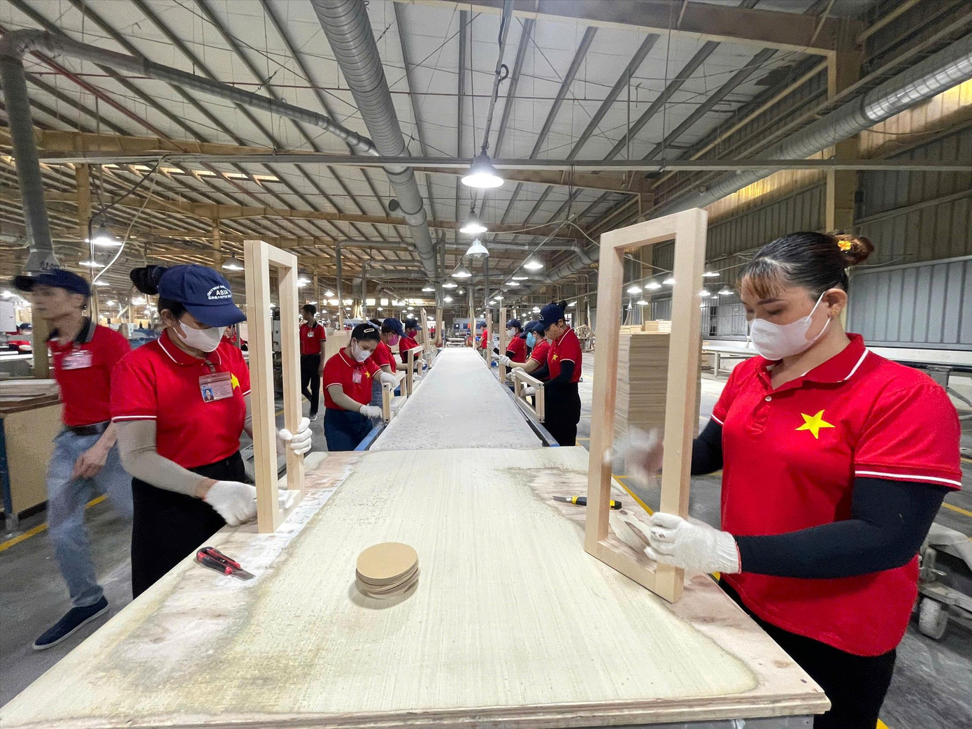 Hoạt động sản xuất tại Công ty TNHH Kỹ nghệ Cửa Ý Á Châu. Ảnh: HƯƠNG CHI