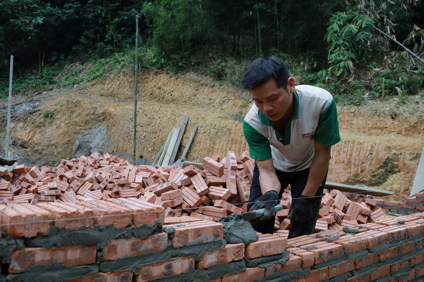 Hàng xóm láng giềng chung tay giúp ông Xa Văn Hòa xây nhà mới. Hàng xóm láng giềng chung tay giúp ông Xa Văn Hòa xây nhà mới.