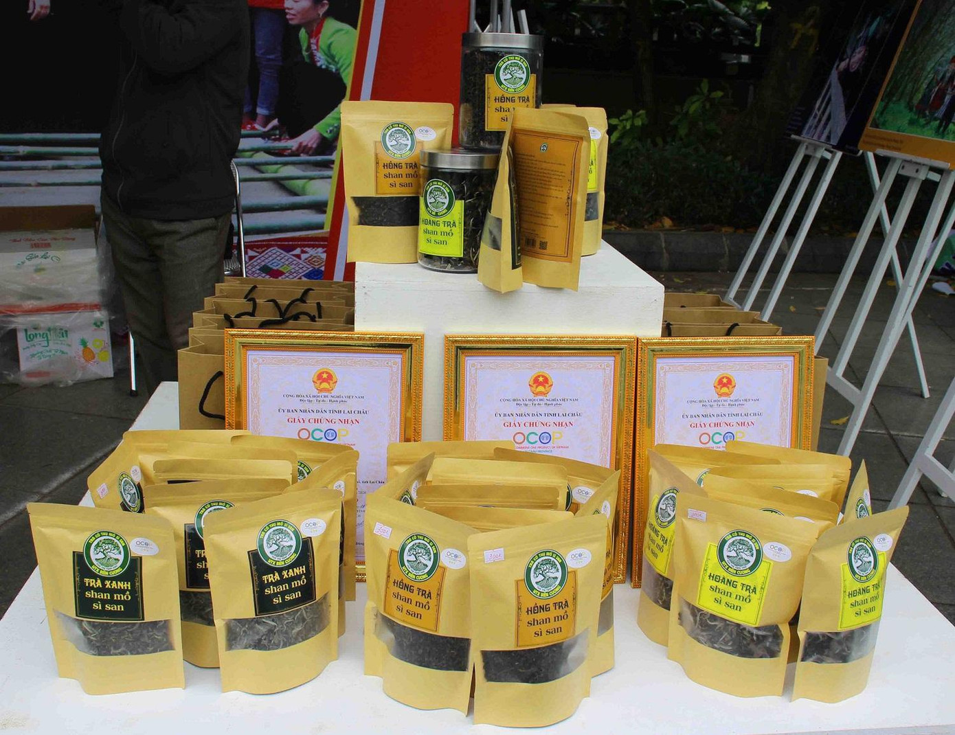 Những sản phẩm có giá trị cao được chế biến từ chè cổ thụ ở rừng núi biên cương.