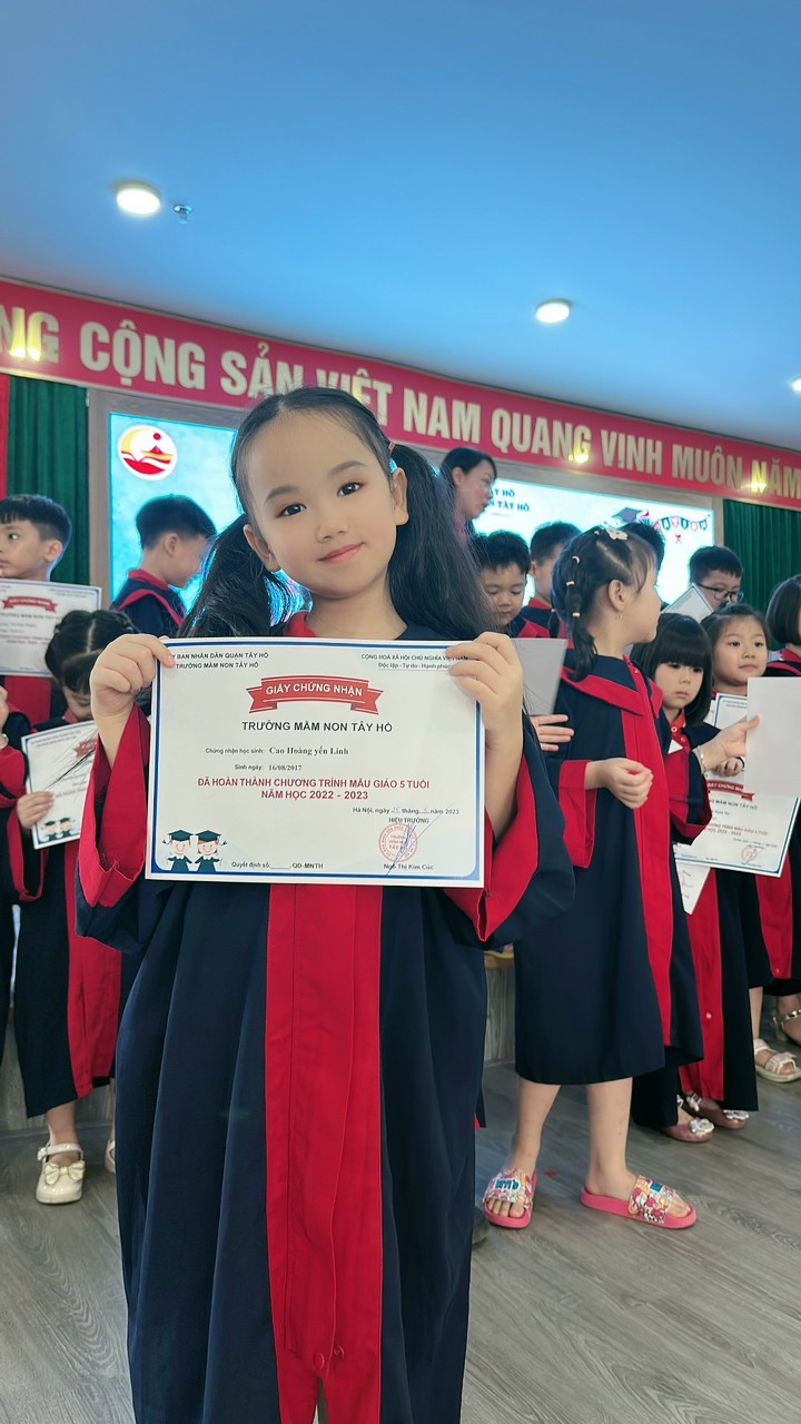 Bức ảnh con gái út được Hoàng Yến đăng trên Zalo