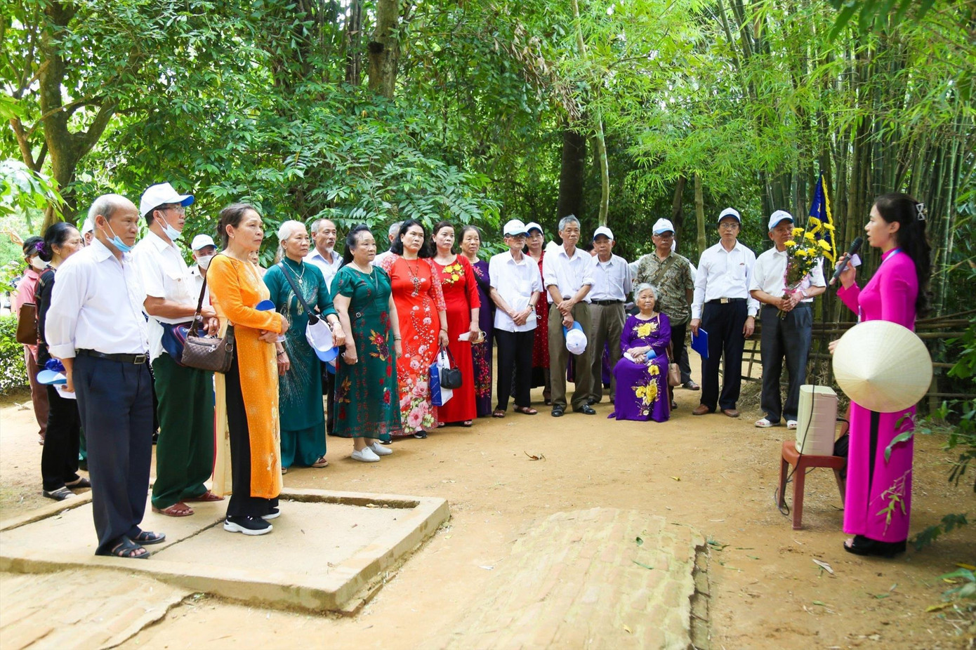 Du khách nghe thuyết minh tại Khu di tích Kim Liên.