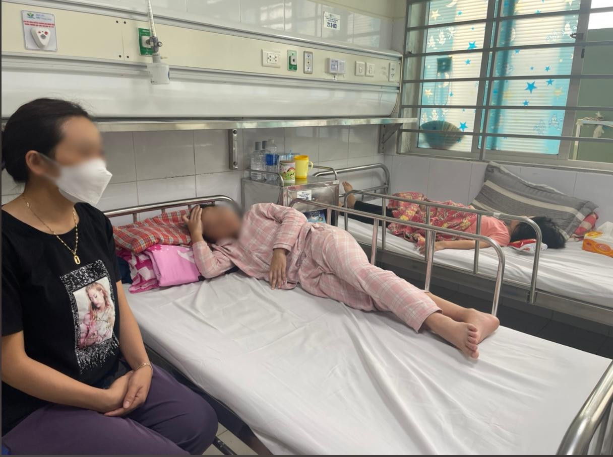 Bệnh nhi mắc sốt xuất huyết đang được điều trị tại Bệnh viện Nhi Trung ương. Ảnh: H.Minh