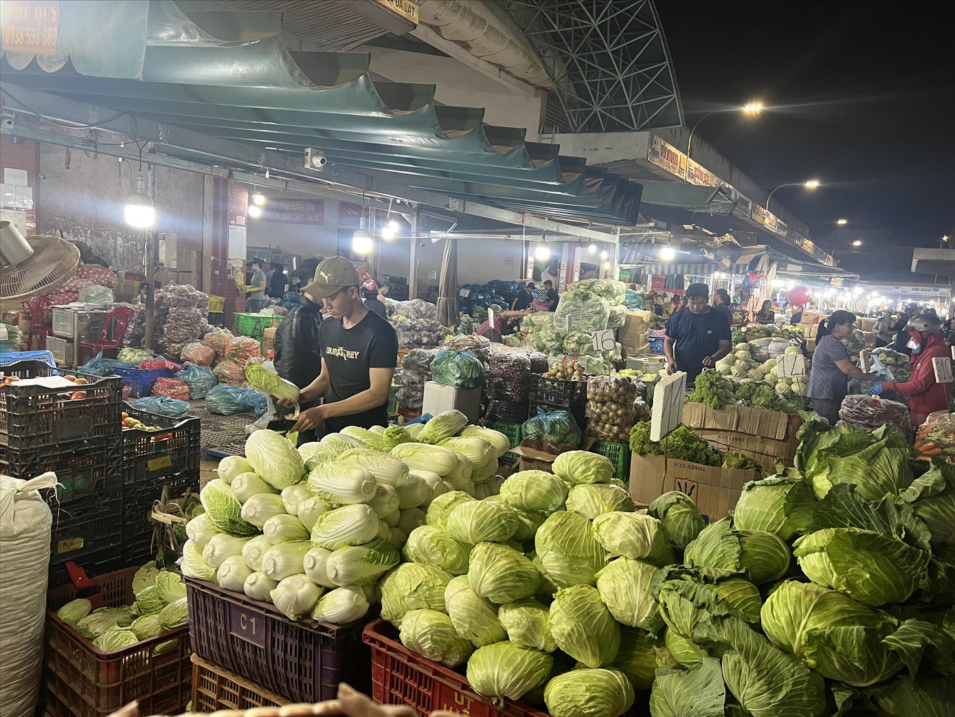 Hàng Tết tấp nập về chợ đầu mối TPHCM, tăng gần 100%/. Ảnh: U.P Hàng Tết tấp nập về chợ đầu mối TPHCM, tăng gần 100%/. Ảnh: U.P