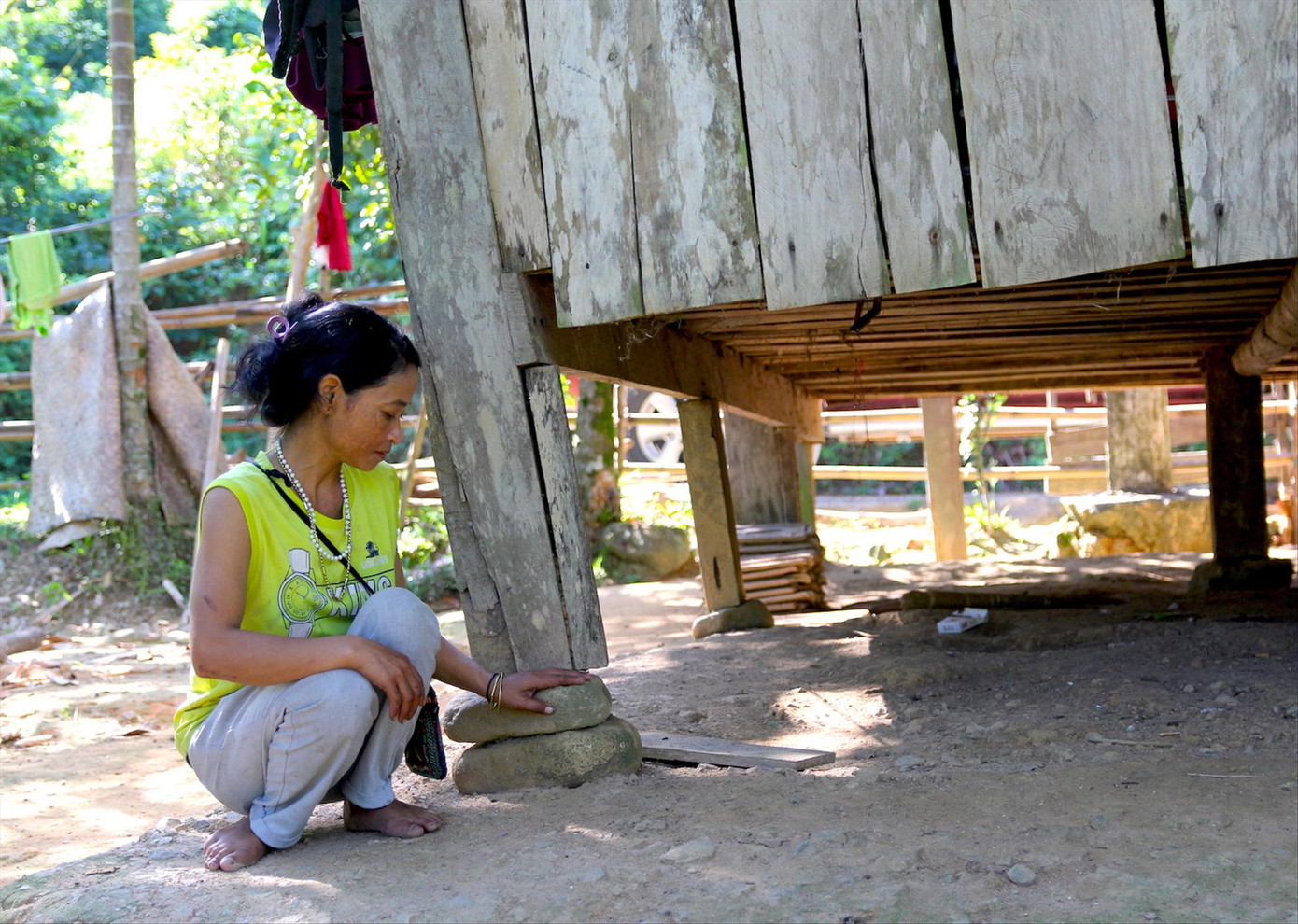 Nhà chị Y Dô bị nghiêng hẳn sang một bên sau những trận động đất.