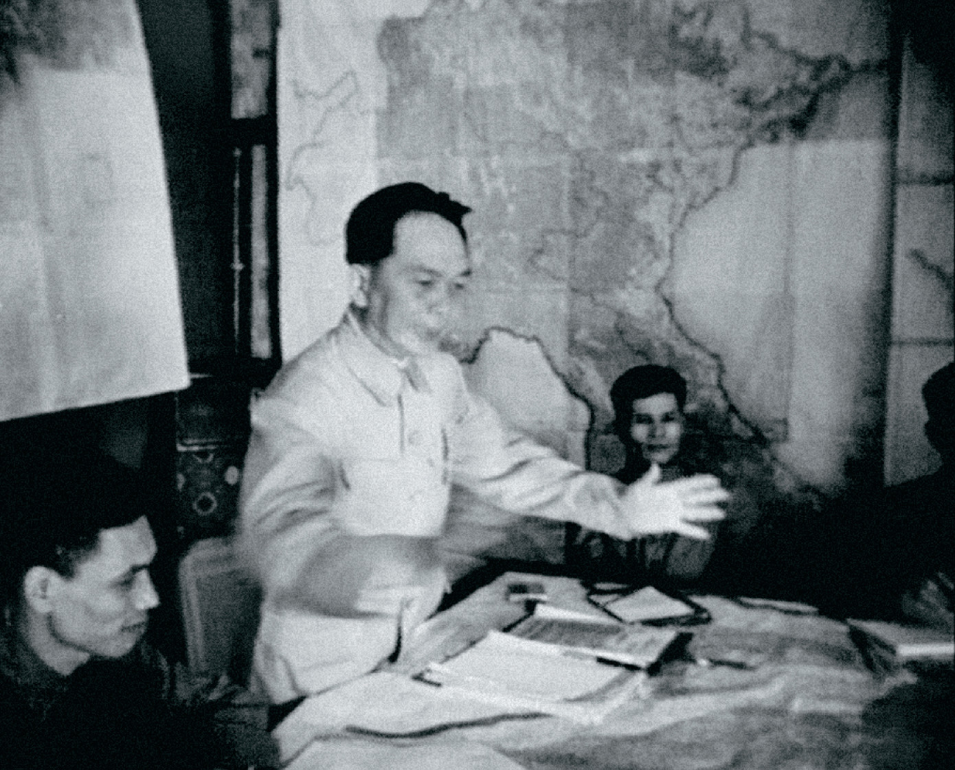 Đúng giờ G Đại tướng lệnh nổ sứng.