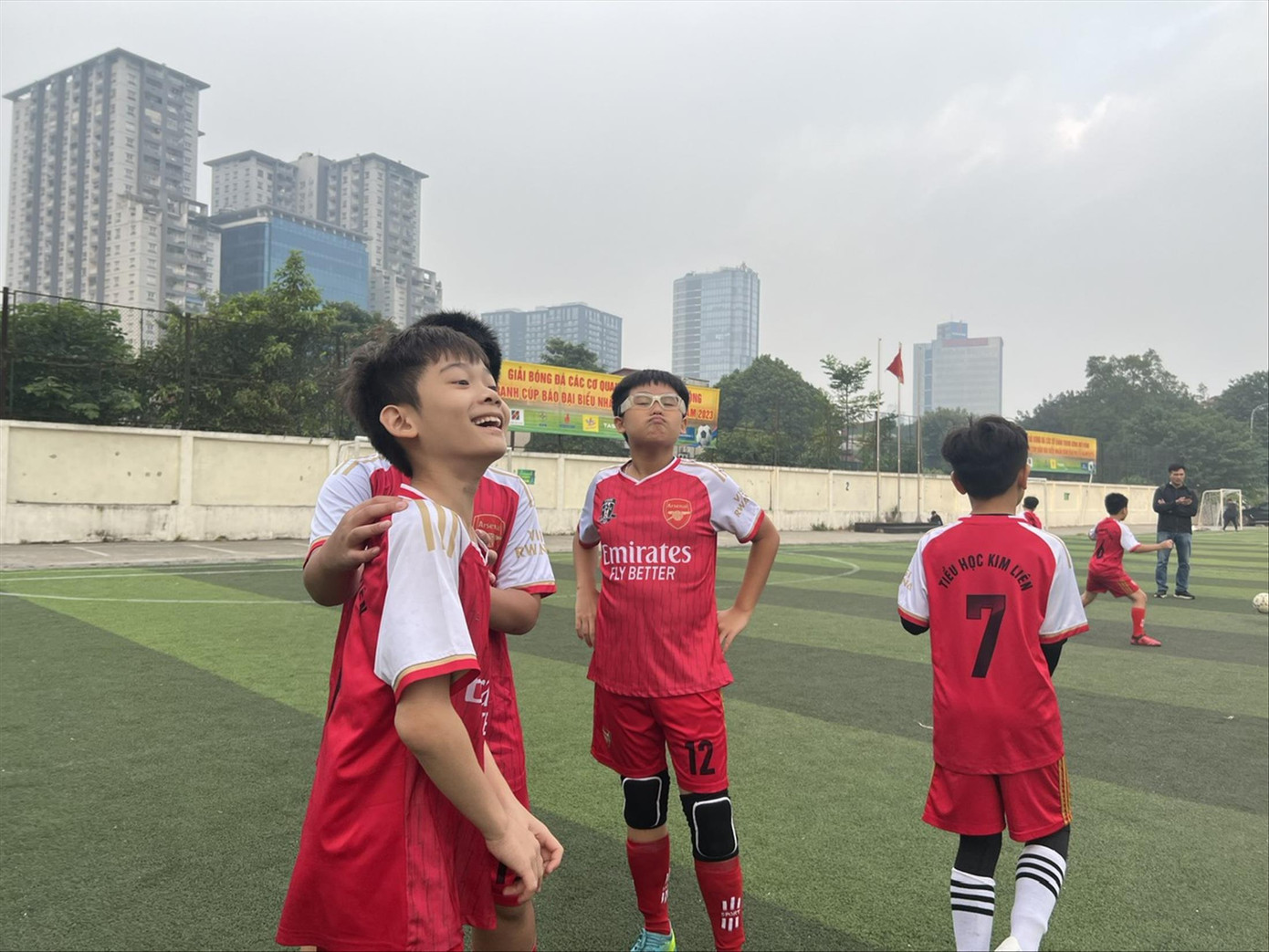 Trẻ em muốn đá bóng ngày hè phải đi thuê sân từ các đơn vị kinh doanh. Ảnh: H.L