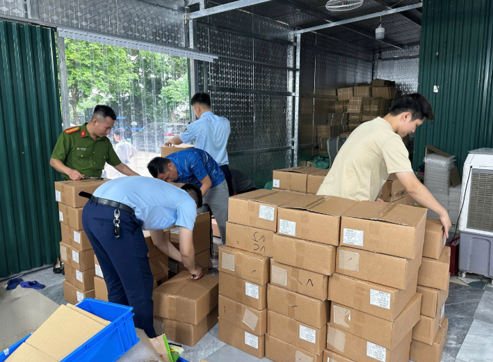 Cơ quan chức năng kiểm tra kho hàng Cty TNHH Dược mỹ phẩm Ngân Korea. Ảnh: DMS