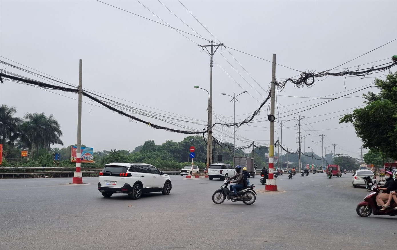 Giữa ngã ba Ngọc Hồi – Ngũ Hiệp tồn tại 2 cột điện