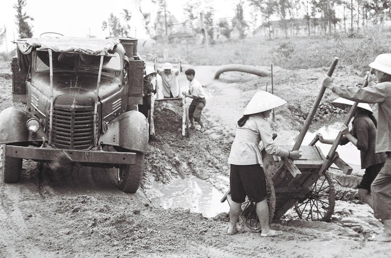 Thanh niên xung phong Quảng Bình sửa chữa đường ngầm bị bom Mỹ đánh phá năm 1967 Thanh niên xung phong Quảng Bình sửa chữa đường ngầm bị bom Mỹ đánh phá năm 1967