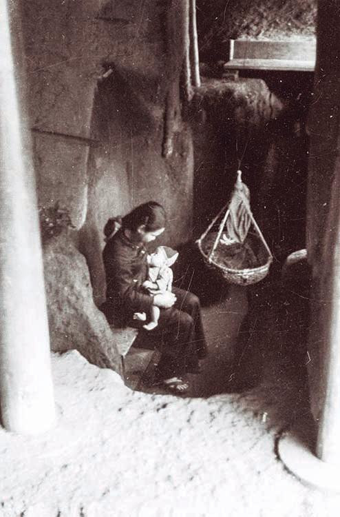 Em bé mới sinh trong địa đạo Vĩnh Linh 1968 Em bé mới sinh trong địa đạo Vĩnh Linh 1968