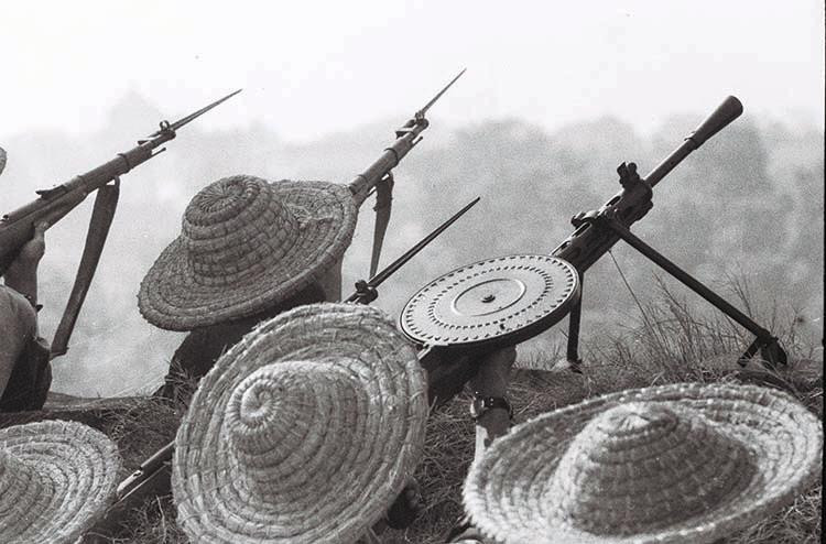 Tự vệ cơ quan Trung ương Ðoàn Thanh niên Lao Ðộng Việt Nam trực chiến trên nóc nhà 60 Bà Triệu, Hà Nội 1972 Tự vệ cơ quan Trung ương Ðoàn Thanh niên Lao Ðộng Việt Nam trực chiến trên nóc nhà 60 Bà Triệu, Hà Nội 1972