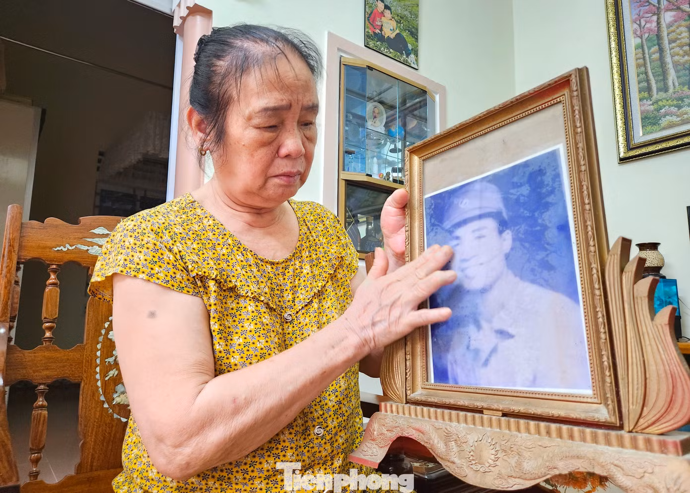 Bà Nguyễn Thị Lương bên di ảnh của chồng