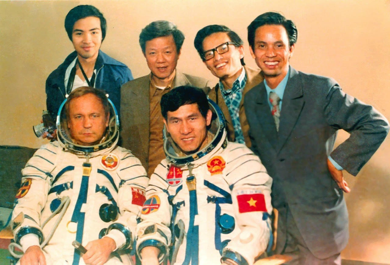 Nhiếp ảnh gia Phạm Tiến Dũng (đứng bìa trái) trong bức ảnh chụp cùng phi hành gia Phạm Tuân và Viktor Gorbatko. Ảnh: tác giả cung cấp