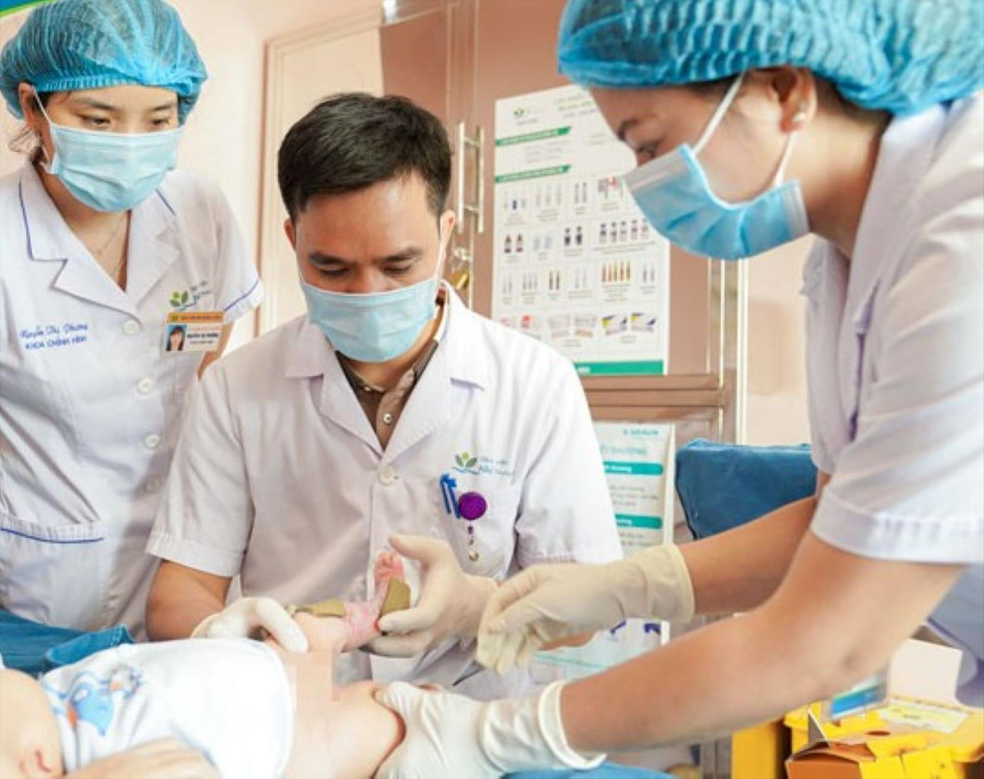 Bác sĩ chăm sóc vết thương cho bệnh nhi mắc bệnh hiếm gặp