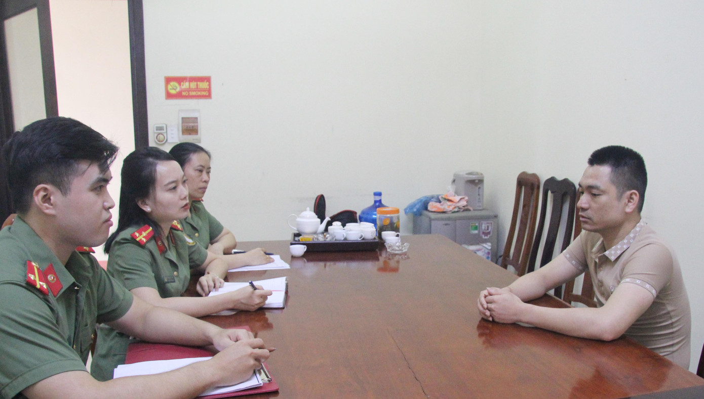 Khi về quê, anh Quyết đến trình diện, khai báo với cơ quan công an. Ảnh: Duy Chiến Khi về quê, anh Quyết đến trình diện, khai báo với cơ quan công an. Ảnh: Duy Chiến