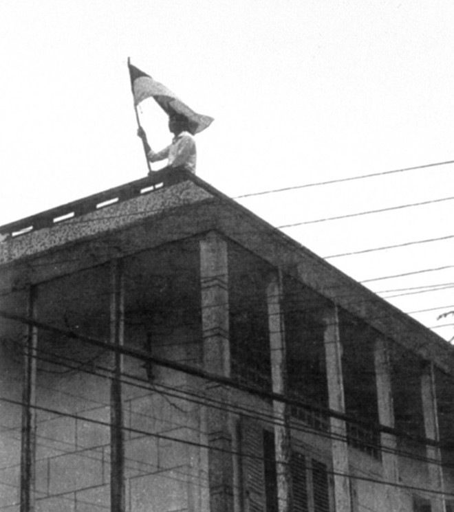 Đồng chí Nguyễn Tích Thiện treo cờ giải phóng trên nóc dinh tỉnh trưởng Bạc Liêu buổi trưa ngày 30 tháng 4 năm 1975 Đồng chí Nguyễn Tích Thiện treo cờ giải phóng trên nóc dinh tỉnh trưởng Bạc Liêu buổi trưa ngày 30 tháng 4 năm 1975