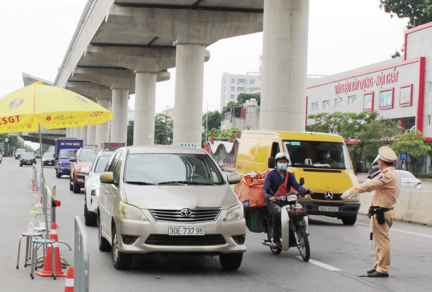 Cảnh sát giao thông đảm bảo trật tự, phân luồng điều tiết giao thông trên đường phố Hà Nội