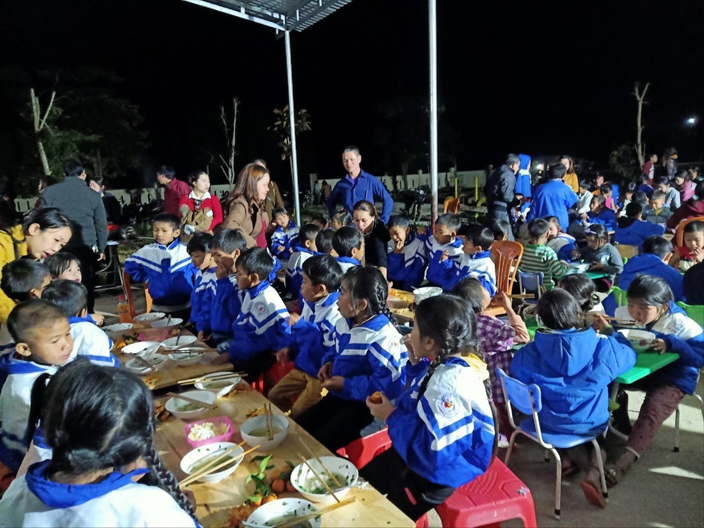 Các em trong bữa tiệc cuối năm, hầu hết các em lần đầu được ăn món bún thịt heo