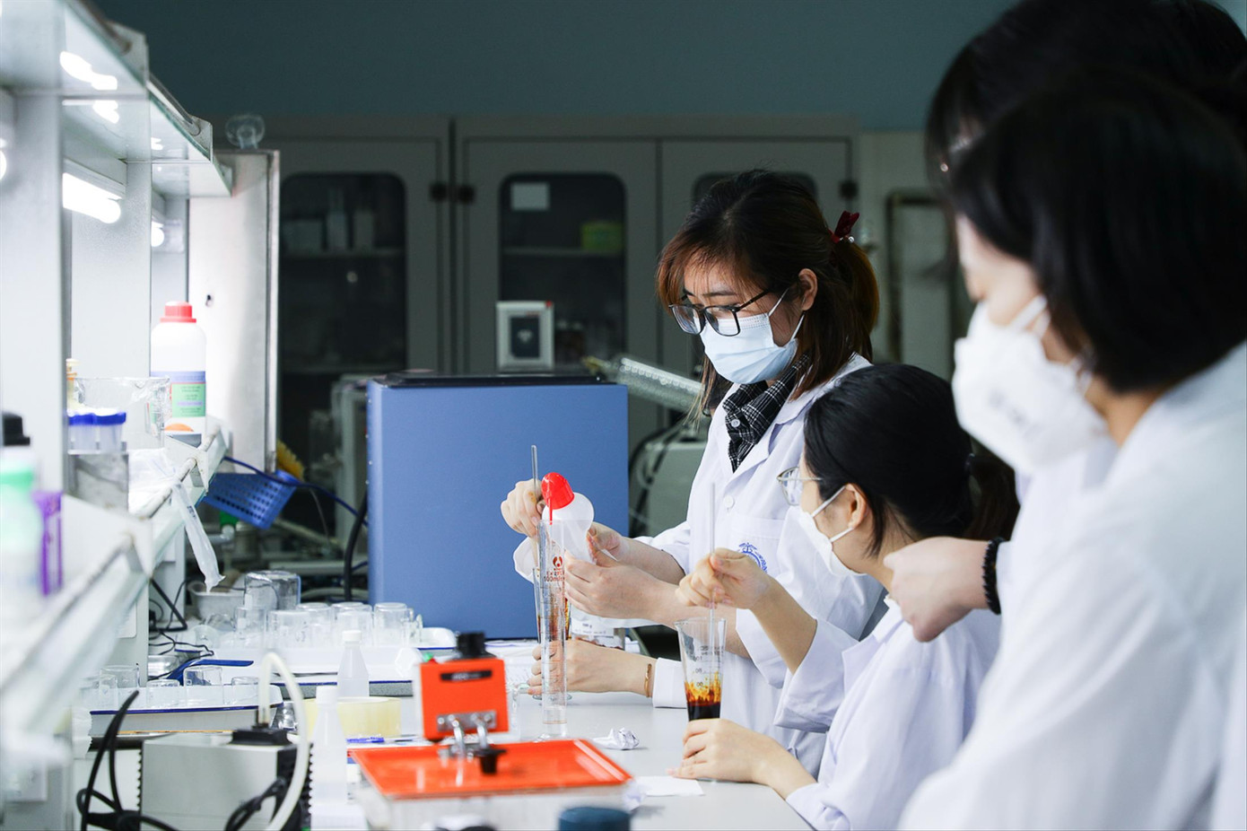 Giảng viên Trường ĐH Y Dược (ĐH Quốc gia Hà Nội) làm nghiên cứu trong phòng thí nghiệm. Ảnh: NGHIÊM HUÊ Giảng viên Trường ĐH Y Dược (ĐH Quốc gia Hà Nội) làm nghiên cứu trong phòng thí nghiệm. Ảnh: NGHIÊM HUÊ