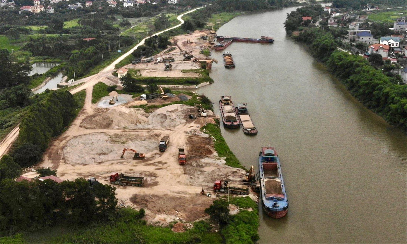 Khu vực bến bãi hoạt động trái phép trên sông Cầu địa phận Bắc Giang Khu vực bến bãi hoạt động trái phép trên sông Cầu địa phận Bắc Giang