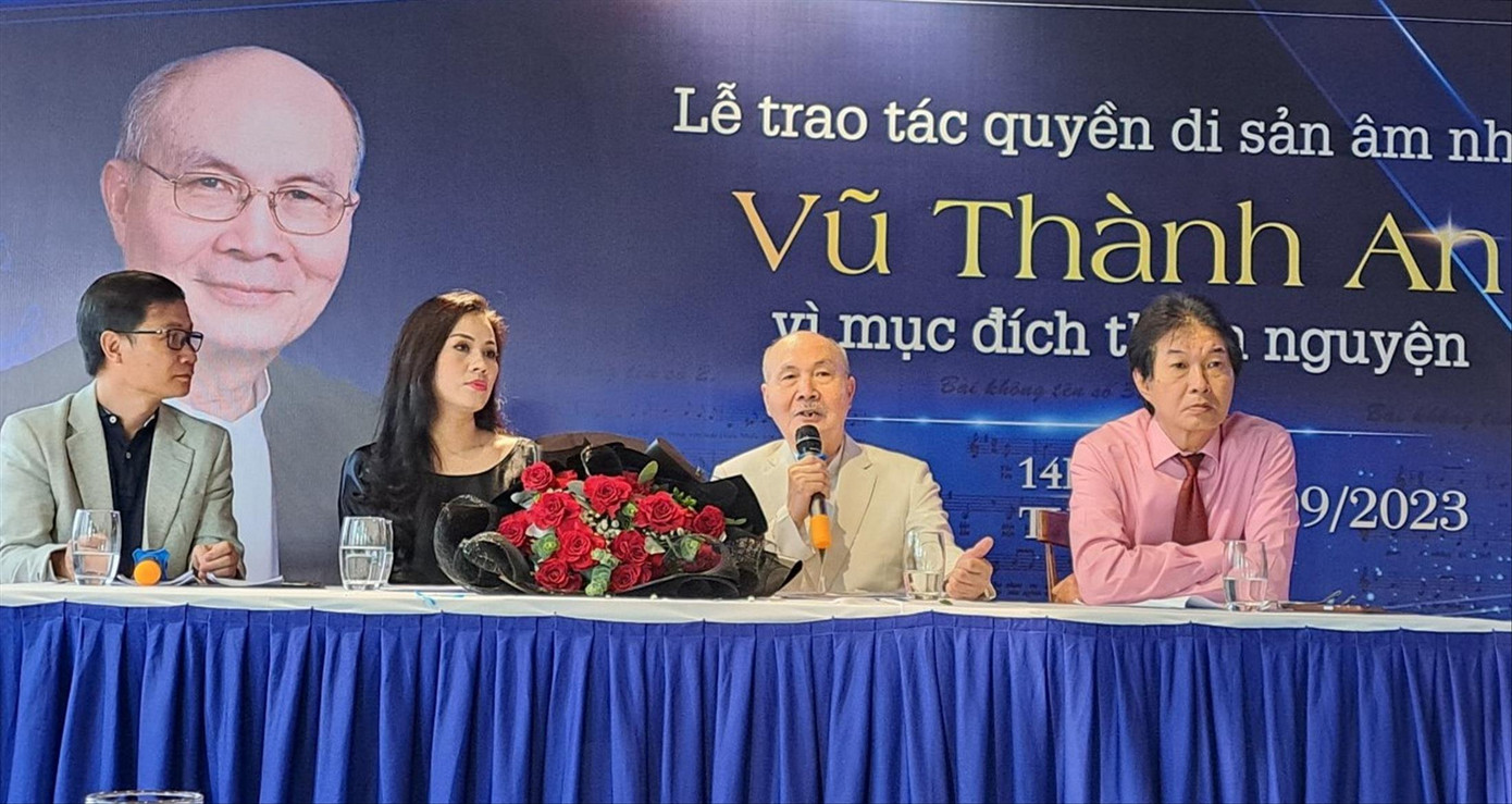 Lễ trao tác quyền âm nhạc Vũ Thành An vì mục đích thiện nguyện diễn ra tại Hà Nội chiều 8/9. Ảnh: N.M.HÀ