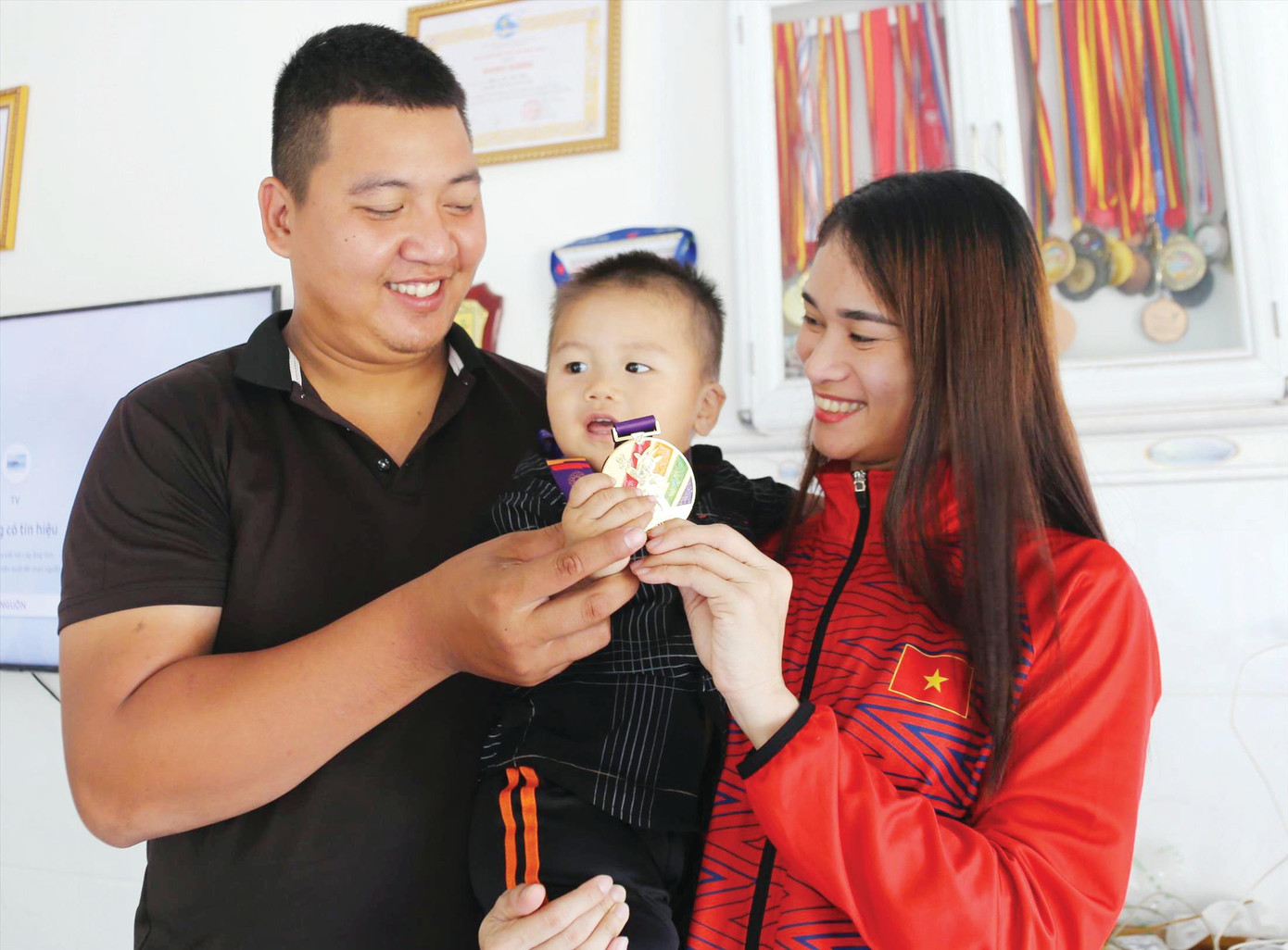 Khoảnh khắc sum họp hạnh phúc của gia đình nhỏ. Ảnh: H. Văn