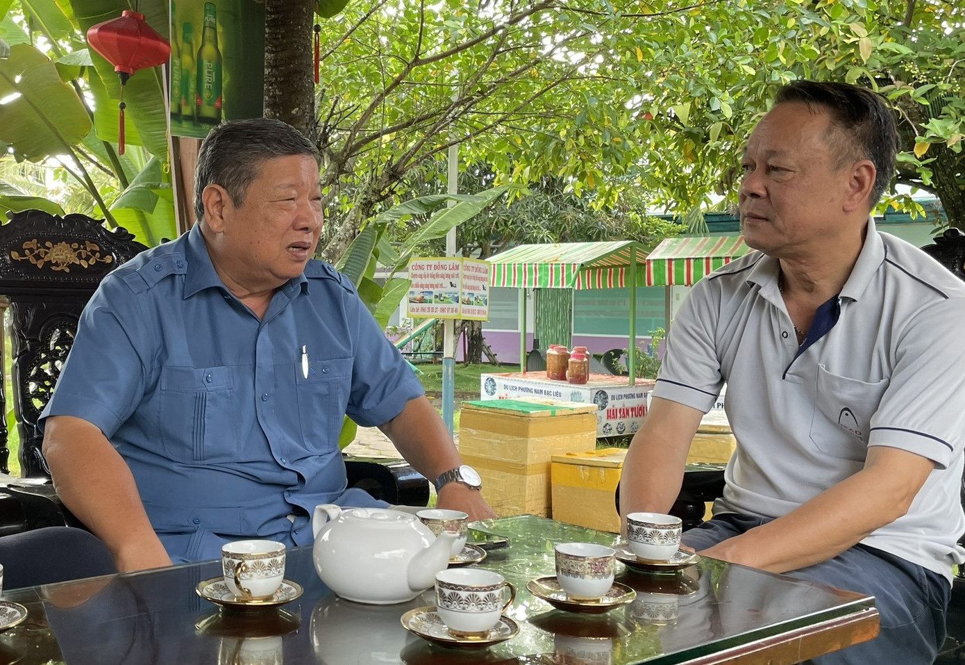 Tác giả (bên phải) nghe ông Huỳnh Công Danh kể chuyện Tác giả (bên phải) nghe ông Huỳnh Công Danh kể chuyện