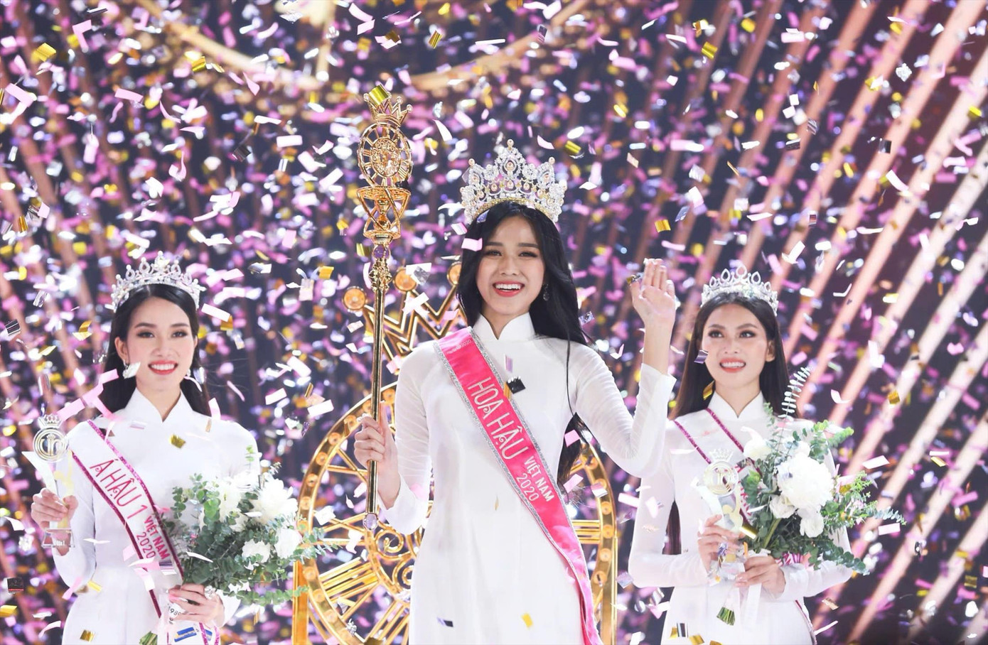 Hoa hậu Ðỗ Thị Hà đội chiếc vương miện đính 1918 viên đá quý. Ảnh: Như Ý Hoa hậu Ðỗ Thị Hà đội chiếc vương miện đính 1918 viên đá quý. Ảnh: Như Ý