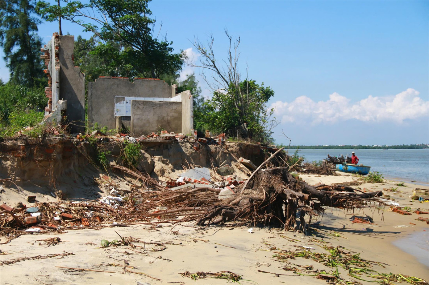 Bờ biển thôn Trung Phường, xã Duy Hải, huyện Duy Xuyên, Quảng Nam sạt lở nghiêm trọng. Ảnh: Hoài Văn